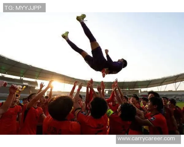 洲际杯连扑4点！26岁巴黎候补门将1战封神 夺冠后被队友高举问候